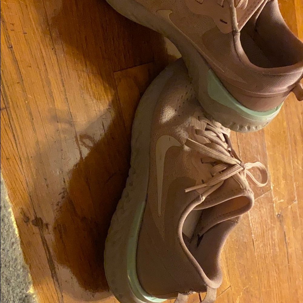 Women’s Nike shoes size 8.5
